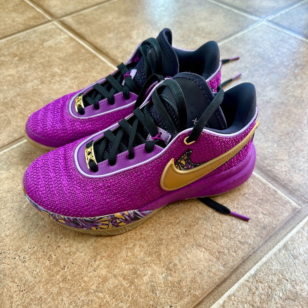 Nike LeBron 20 “Vivid Purple” basketball shoes, youth 4.5
